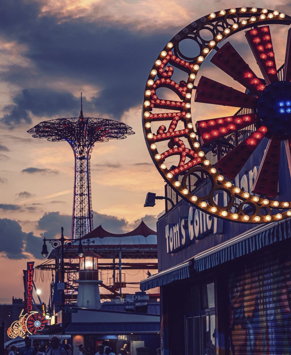 Let the lights guide you ✨ 📷 @danilynphoto #coneyisland #newyork