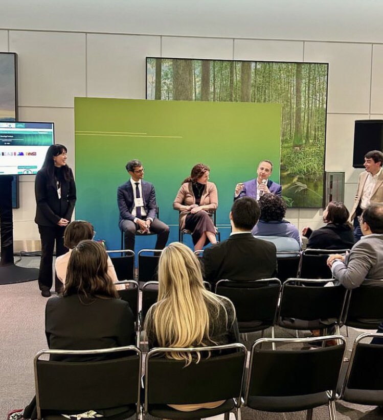 If you have FOMO after missing out on the amazing #NeurologyRF Career Compass panel yesterday 🧭⬇️, WE GOTCHU. Come learn about all the ways you can get involved with the RFS tomorrow, Wednesday at 12:30pm at the Trainee Hub in Lobby D! 📝 @GreenJournal @AANmember #AANAM