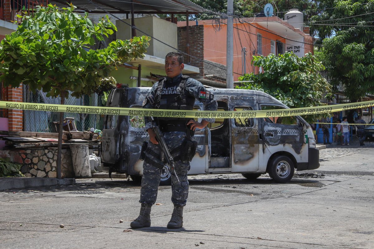 .@asilascosasWPM | @ManuVPC, periodista de Pajaro Político 🔴 Votar entre balas: “La democracia en Guerrero está secuestrada por el narco” •Por el 96.9 FM y 900 AM 📻 •Conéctate #EnVivo bit.ly/WRadioAlAire •O en nuestra app bit.ly/3ZGWEnW