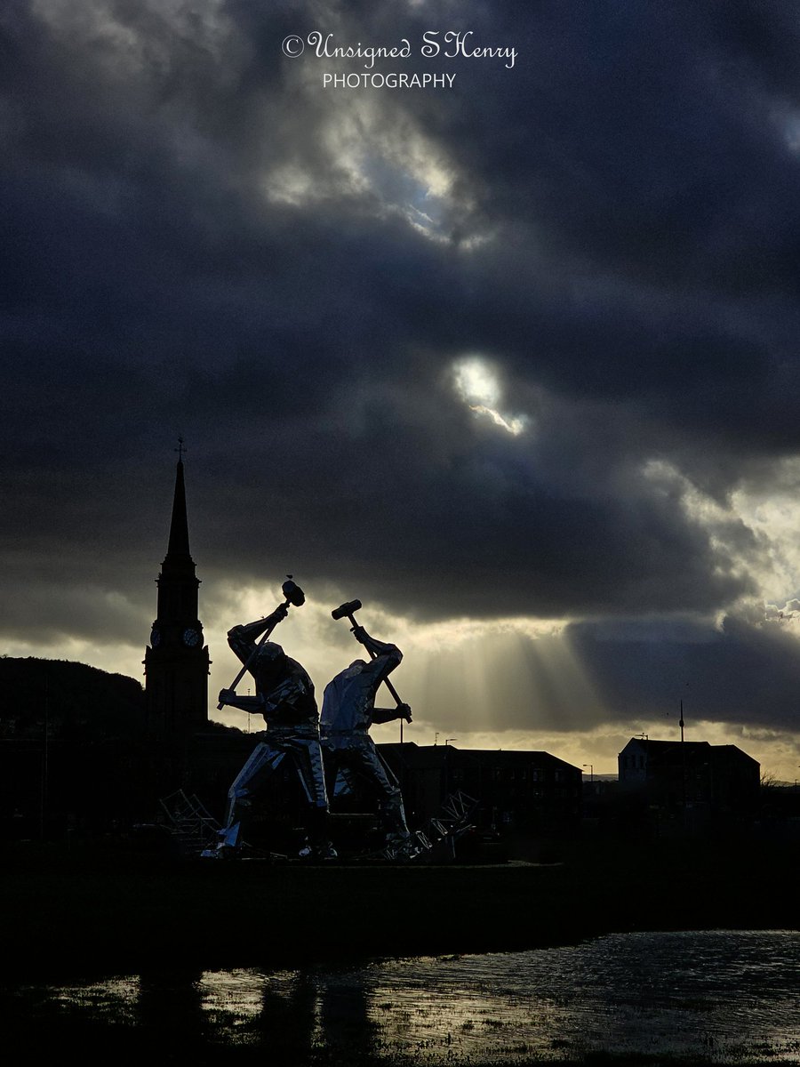 Shipbuilders of Port Glasgow sculpture.
'Moody Biff & Bash tonight'
The

Thanks to @StephenAHenry for the photo 📸

Discover Inverclyde 👇 
discoverinverclyde.com

#DiscoverInverclyde #DiscoverPortGlasgow #PortGlasgow #Scotland #ScotlandIsCalling #VisitScotland #ScotlandIsNow