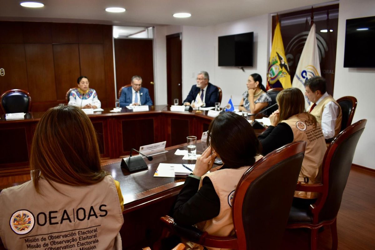 La Misión Electoral de la #OEAenEcuador, liderada por @p_santamariam, se reunió con la Presidenta @DianaAtamaint y el pleno del @cnegobec para conocer sobre el desarrollo de los preparativos para el #ReferéndumYConsulta2024 del domingo 21 de abril en 🇪🇨