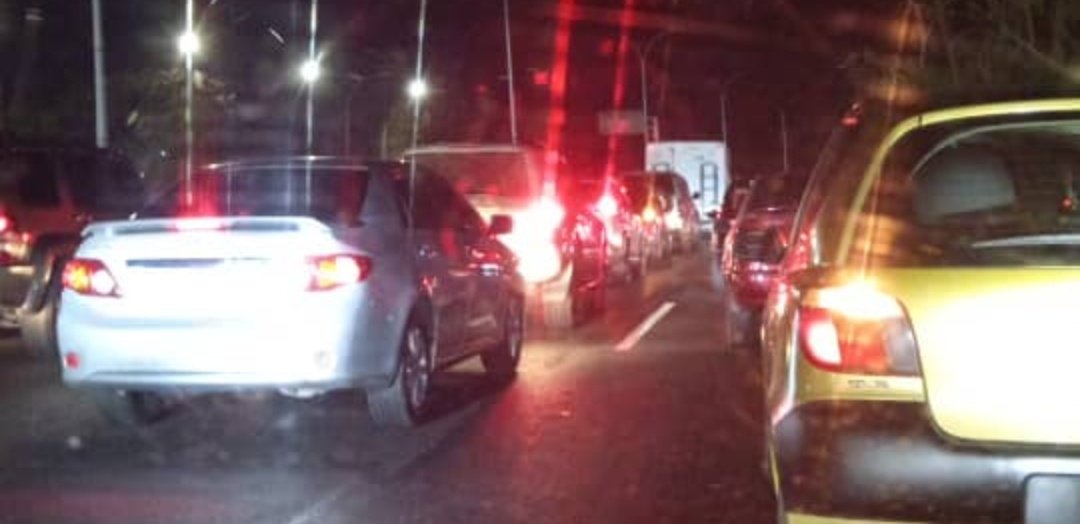 #ATENCIÓN🚨 || Usuarios reportan fuerte retraso en la autopista Gran Mariscal de Ayacucho sentido a #Guarenas. Gandola de carga pesada se habría quedado sin frenos a la altura del Terminal de Oriente. . 📸: Cortesía.