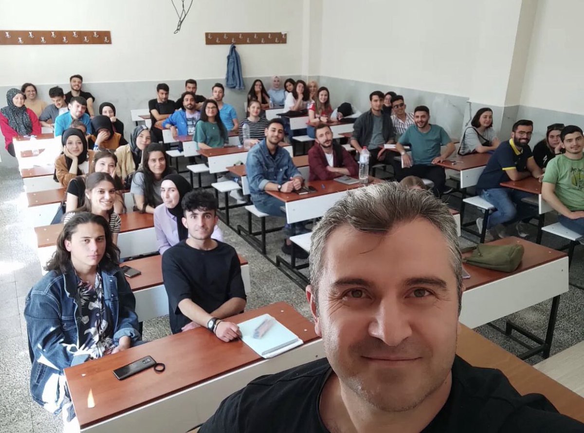 Selçuk Üniversitesi Çumra Meslek Yüksek Okulu Laboratuvar Teknolojisi son sınıf 🥺 2022 den ben en önde siyahlı