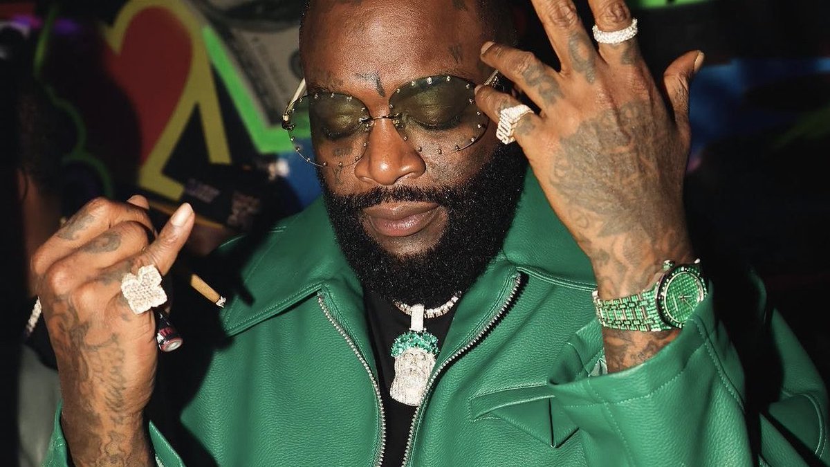 Kurrco's tweet photo. Drake says Rick Ross is "sandwiched in" in a "content creator crib" https://t.co/XsrzNeqEXA