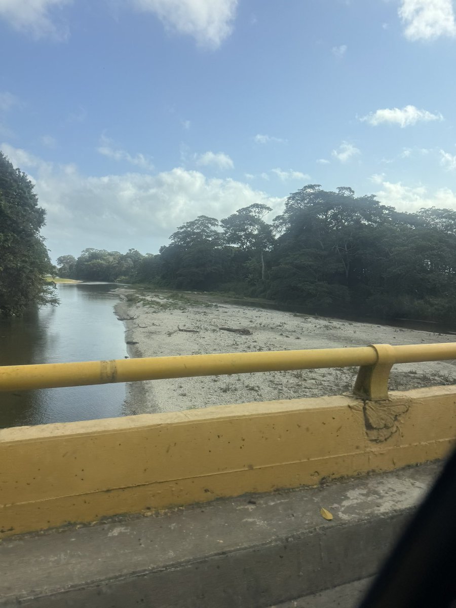 JenPeriodista's tweet photo. No puedo dejar de mencionar la preocupante sequía que vimos tanto en Tayrona como en el recorrido entre Cartagena y Santa Marta. Ríos con muy bajo nivel de agua y riachuelos casi o totalmente secos. La crisis climática está presente, ¿hasta dónde llegaremos antes de reaccionar? https://t.co/uIsUJxAgdE