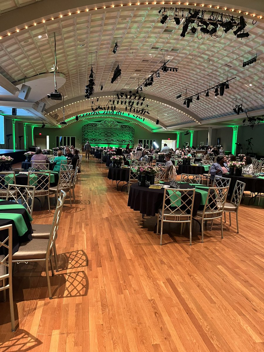 Such an incredible night with the <a href="/DeerParkSchools/">Deer Park Schools</a> family✨ thank you <a href="/mrronclark_/">Ron Clark</a> for reigniting the fire in us tonight!

Also thanks to <a href="/Huntington_Bank/">Huntington Bank</a> for sponsoring such a great event! As teachers we are so thankful for this level of hospitality &amp; inspiration🖤

#DPwildcats