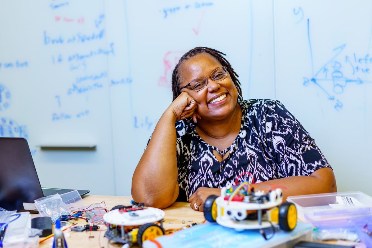NoireSTEMinist's tweet image. This photo completely describes the joy that I fell in the work that I do. #DiversifySTEM #NoiresTEMinist #RoboticsFortheStreets #MySTEMIsForTheStreets NoireSTEMinist.com