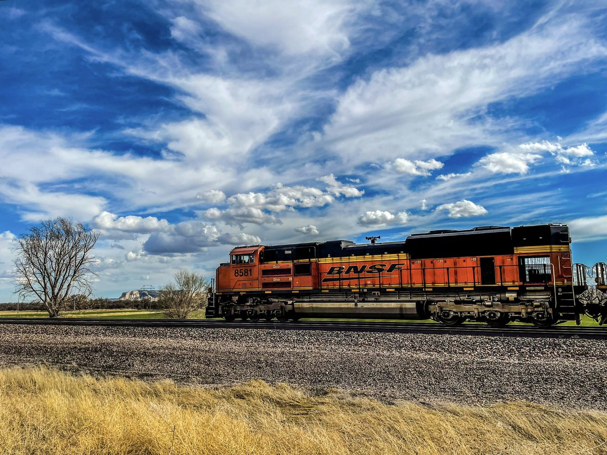 It’s train time in the #PowderRiverBasin and #WyoBraska y’all😎📸🚂Hope you had a great day and are settling in for a peaceful, restful night🥱😴🦋😇Happy dreams when sleep finds you…gotta run🚂🚂🚂😉#trains #BeKind #BeSafe