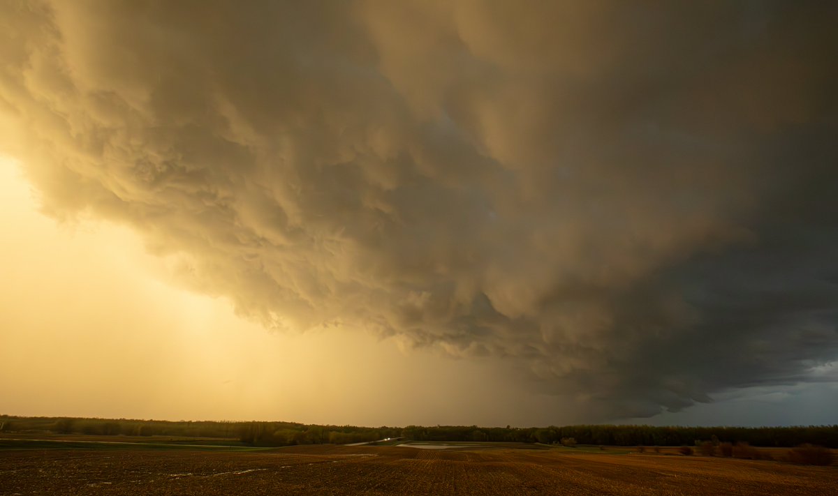 Sunset storms near Aledo, Illinois after a successful day of chasing! Got the shot of the New London, Iowa tornado from afar, would have liked to be closer, but storms were moving fast. #iawx #ilwx