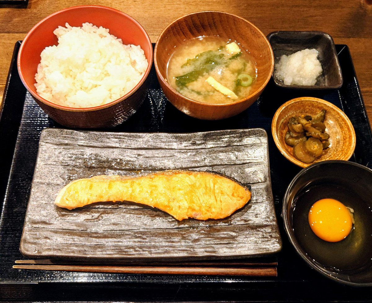 おなじみの食堂から、おはようございます。今日はお昼から打ち合わせが続くので、ランチを兼ねたモーニングです。

#ランチ #昼ご飯 #グルメ #食べ歩き #朝ごはん #和食 #無言フォローリポスト歓迎