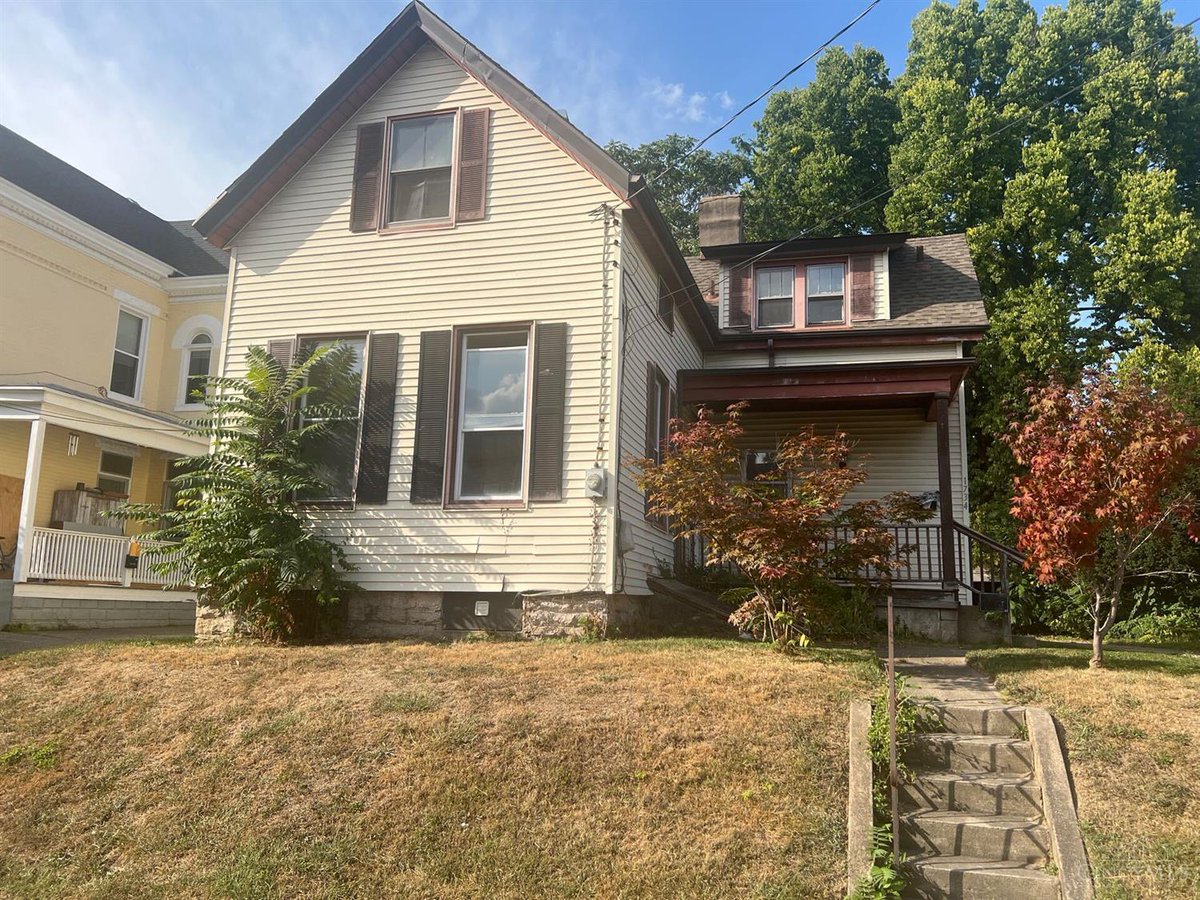 🏡✨Just sold a gem in Cincinnati's vibrant Norwood neighborhood, saving my clients $25,000 off the listing price! Stay tuned for the stunning remodel coming later this year. 🛠️🔑 #CincinnatiRealEstate #Savings #RemodelingDream