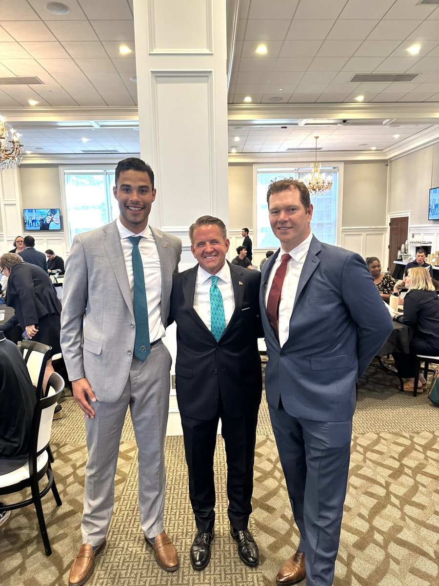 One of my favorite recognitions of the year: our @CCUChanticleers International Graduate Sash Ceremony Today was made even better by hosting my friend and fellow @UniofOxford grad (and @OxfordUniMBB Blue) James Hurrion on campus. Proud of all our #CCU international students.