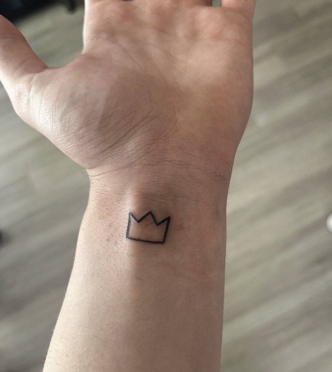 Ranboosaysstuff's tweet image. The crown has always meant a lot to me, and is always going to be something that I look at fondly :) so I thought what better of a first tattoo than the one thing that literally changed my life for the better. I cannot thank all of you enough for being a fantastic constant in my…