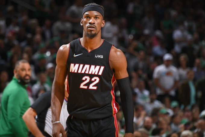 Ven aquí, dispara. Enséñame tu mejor golpe. Vamos, intenta derribarme. Hazlo con toda tu fuerza y no tengas contemplación. Pobre de ti si dudas. Pobre de ti si te equivocas, porque si no lo haces como se debe, me pondré de pie.

Y entonces sí, sabrás con quien estás hablando.