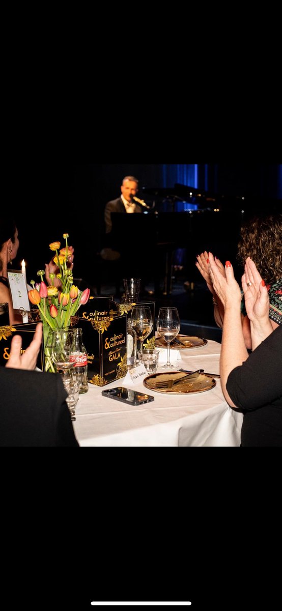 TheaterRoden's tweet photo. We kijken terug op een schitterende avond... ✨

Afgelopen vrijdag hielden we in De Winsinghhof ons allereerste Business Friends Gala! In de sfeervolle zaal genoten onze gasten van heerlijke hapjes verzorgd door Bruut roden. 🥖🥘🍷 https://t.co/yLTpEJAQE0