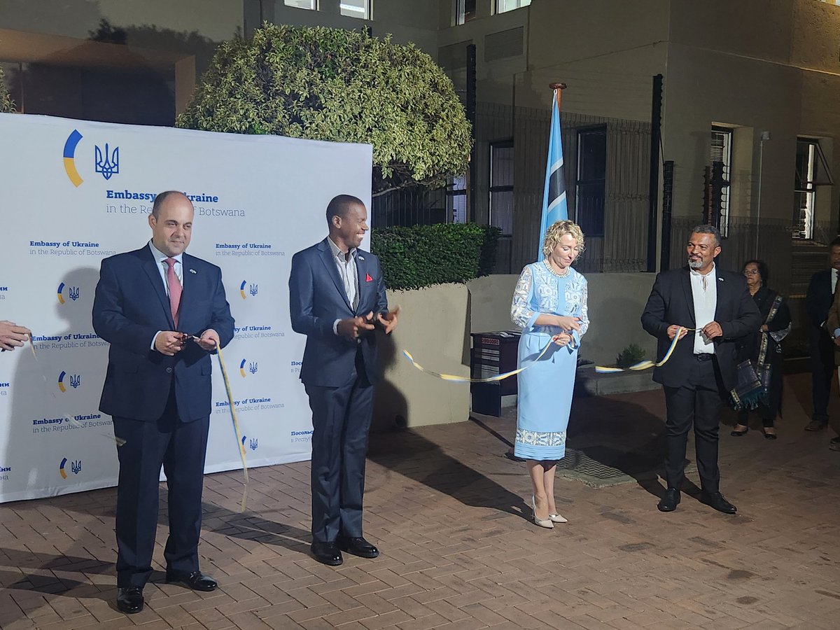 Moving ceremony this evening : the inauguration of #Ukraine's embassy to #Botswana by Special Representative for Africa HE @MaxSubkh in the presence of Honorable Dr. Kwape @Lemskwape, Minister of foreign affairs. @OfficialMasisi @francediplo_EN