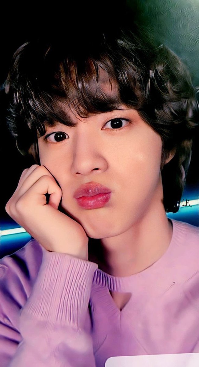 dlps313's tweet photo. His kisses to ARMY of course 😘💜💜💜 https://t.co/xobigazY3J