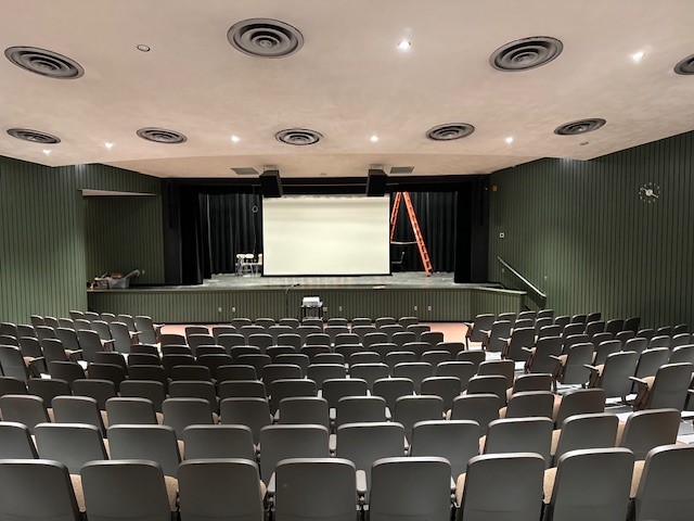 OckersCompany's tweet image. Another fantastic installation complete! Martin Middle School in Taunton is now equipped with a Da-Lite 189" Electric Projection screen and an Epson Short Throw projector, along with top-of-the-line amps, receivers, and microphones. 🎥🔊 #AVInstallation #TechUpgrade #MartinMS