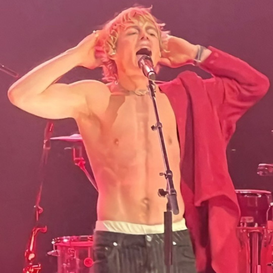 The way I need Ross so much!!! He's so god damn sexy and that energy...🤤🤤🤤