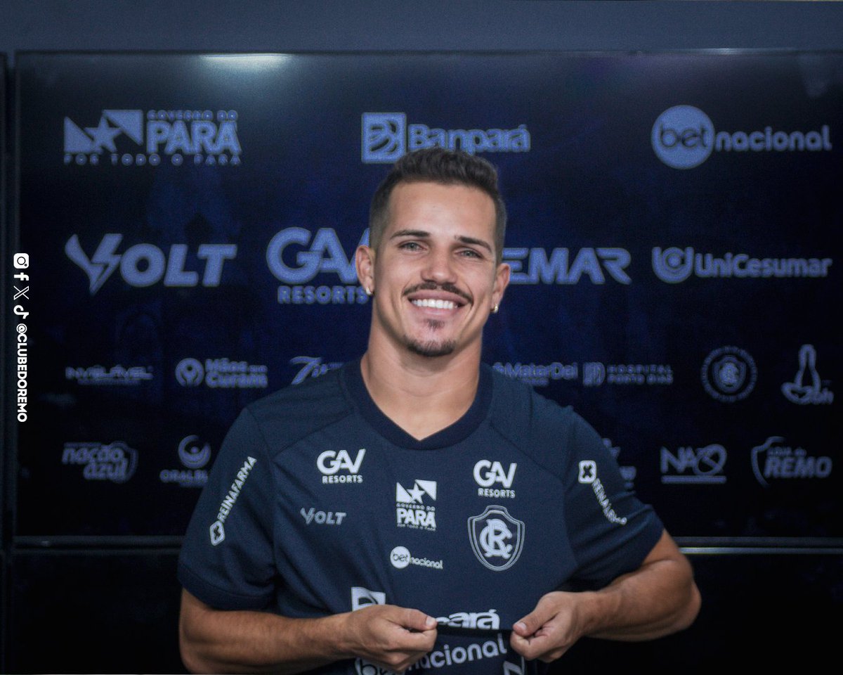 Na tarde desta terça-feira (16), o novo atacante azulino Guilherme Cachoeira foi oficialmente apresentado no Banpará Baenão. 

📸 Samara Miranda/ASCOM Remo 
#OReiDaAmazônia