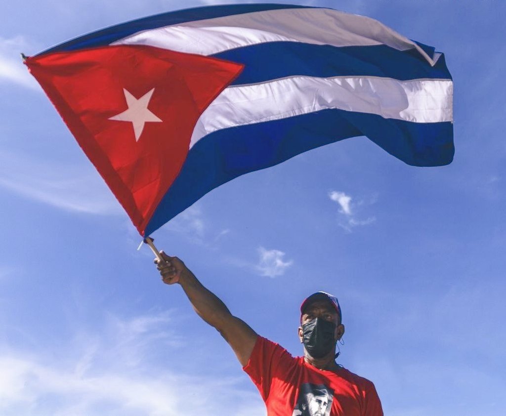 Yo soy cubano, del @PartidoPCC, de la gente de #FidelPorSiempre, y vivo orgulloso de serlo ¿Y tú? #IslaRebelde #GenteQueSuma