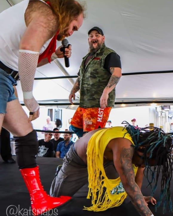 Little Photo Spill from Sunday cornering for my nephew @Hollywooodd_ in his win over TKO. Got a pleasant surprise when @TheJS_Hawthorne blindsided @jboujii during our gentlemen's discourse. 📷 KATSnaps