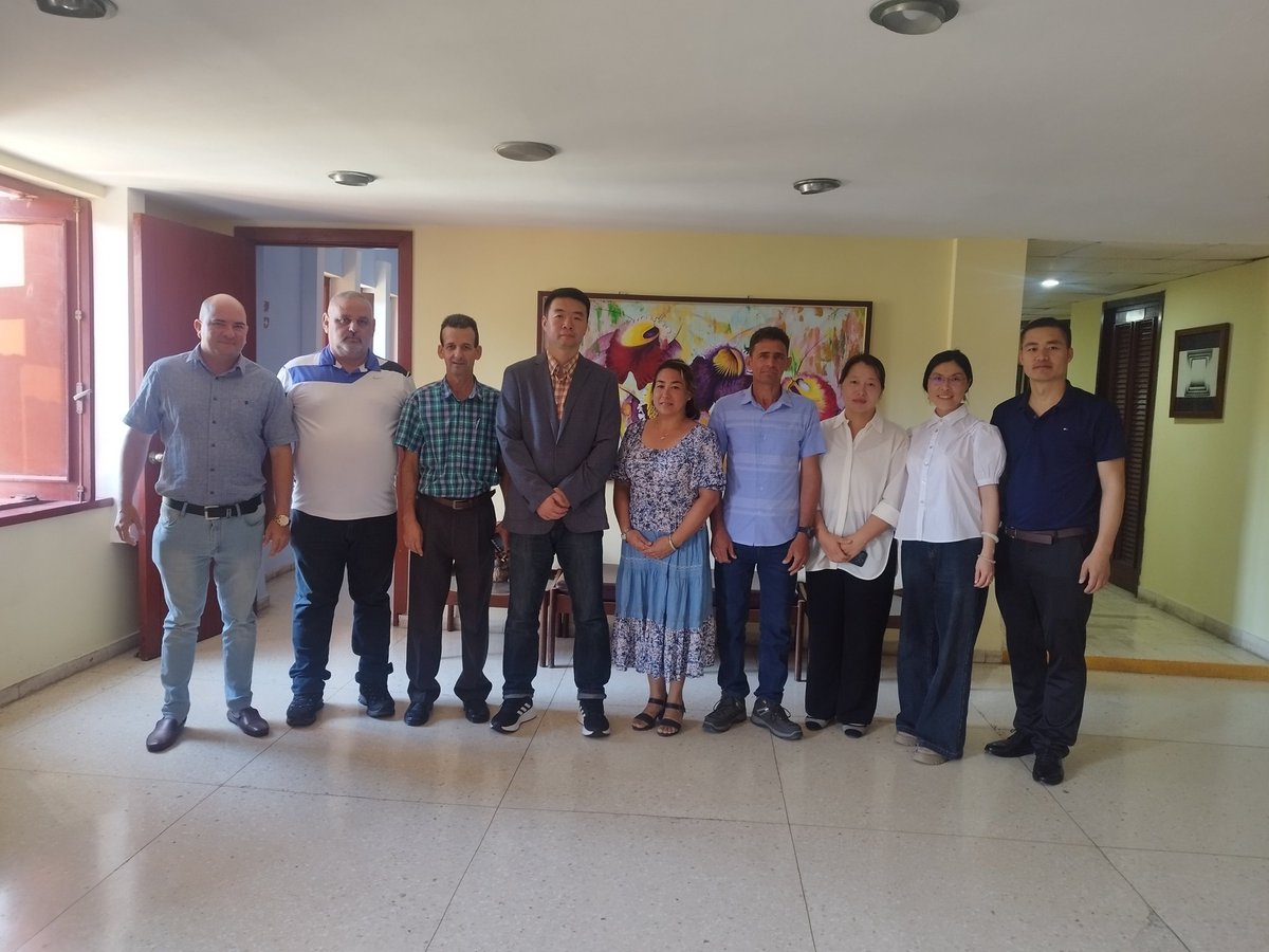 Recibido en @AMA_CUBA , delegación de profesores investigadores de la universidad de Shanghai que trabajarán varios días con especialistas de @Ecovida_Pinar, en temas de biodiversidad y restauración de ecosistemas. @citmacuba @MaritzaPtaAMA @YoelMaqueira