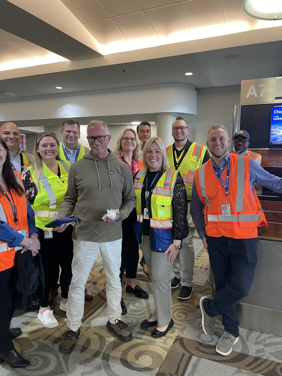 jcromeo77's tweet photo. Celebrating 🥳 and surprising some of our most loyal customers #United @Fly_Nashville today ✈️. #WEARERLS @jacquikey @Jmass29Massey @budha191 @ChrisEarley78 @opstodd @LauraCarpioUAL @ORDflier https://t.co/5q0kR9q5E5