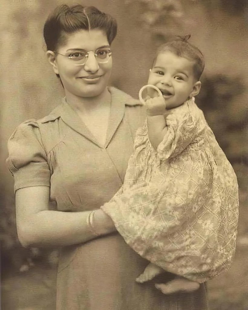 Freddie Mercury com sua mãe em Zanzibar, 1947.