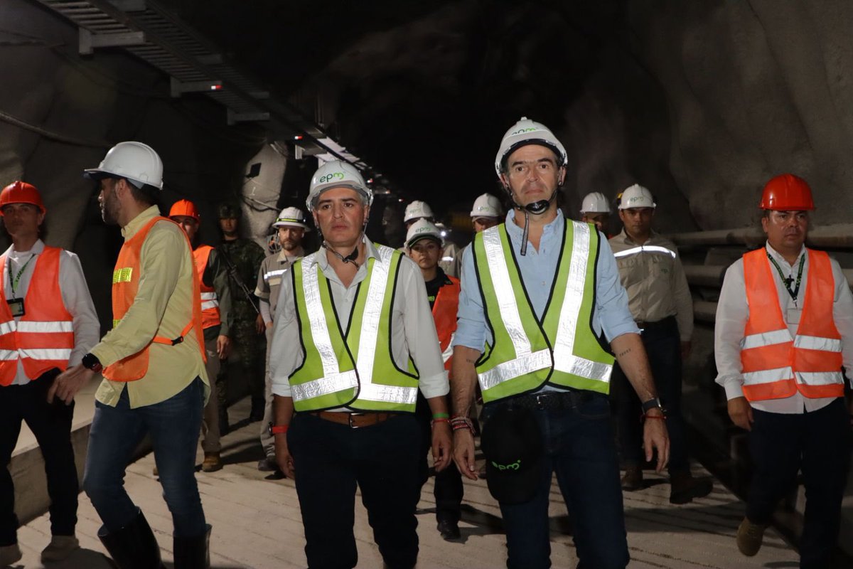 FicoGutierrez's tweet photo. Hidroituango avanza día a día y se disminuyen los riesgos. 
Estamos en el proyecto en compañía del Gobernador @AndresJRendonC , Carlos Carrillo Director @UNGRD , Jhon Maya Gerente @EPMestamosahi y William Giraldo Vice Presidente Generación y encargado del proyecto. 
Esta es una obra de país 🇨🇴.
Sin Hidroituango probablemente el país estaría en racionamiento de energía. 
Al 2027 estará operando con 2.400 Megavatios , que corresponderán al 17% de la energía del país. 
EPM hoy genera el 23% de la energía de Colombia 🇨🇴.
Gracias a todos los héroes de este gran proyecto.