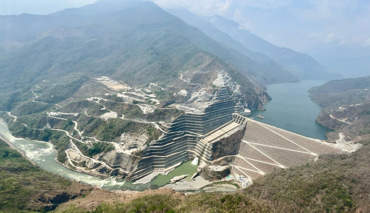 FicoGutierrez's tweet photo. Hidroituango avanza día a día y se disminuyen los riesgos. 
Estamos en el proyecto en compañía del Gobernador @AndresJRendonC , Carlos Carrillo Director @UNGRD , Jhon Maya Gerente @EPMestamosahi y William Giraldo Vice Presidente Generación y encargado del proyecto. 
Esta es una obra de país 🇨🇴.
Sin Hidroituango probablemente el país estaría en racionamiento de energía. 
Al 2027 estará operando con 2.400 Megavatios , que corresponderán al 17% de la energía del país. 
EPM hoy genera el 23% de la energía de Colombia 🇨🇴.
Gracias a todos los héroes de este gran proyecto.