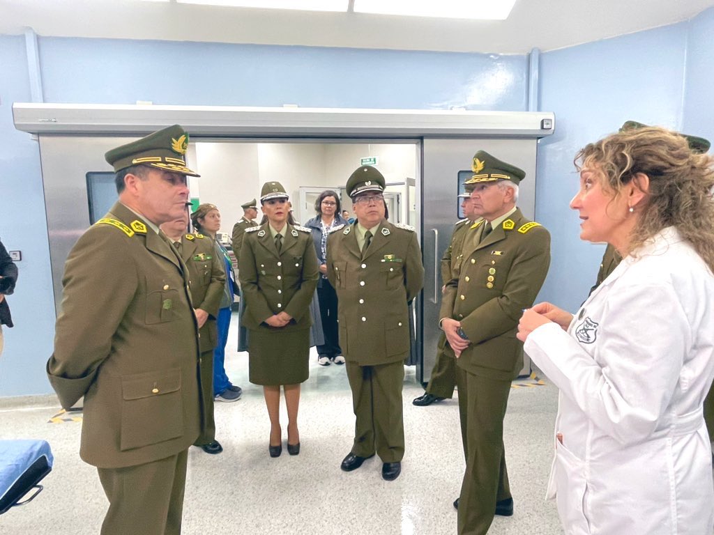 carabhospital's tweet photo. General Director de @carabdechile junto al Alto Mando Institucional asisten a inauguración de entrega de ambulancias y de la Unidad de Cirugía Ambulatoria con sus nuevos pabellones quirúrgicos que fueron remodelados y equipados con tecnología de vanguardia para nuestros usuarios. https://t.co/eMvbrZs6Qm