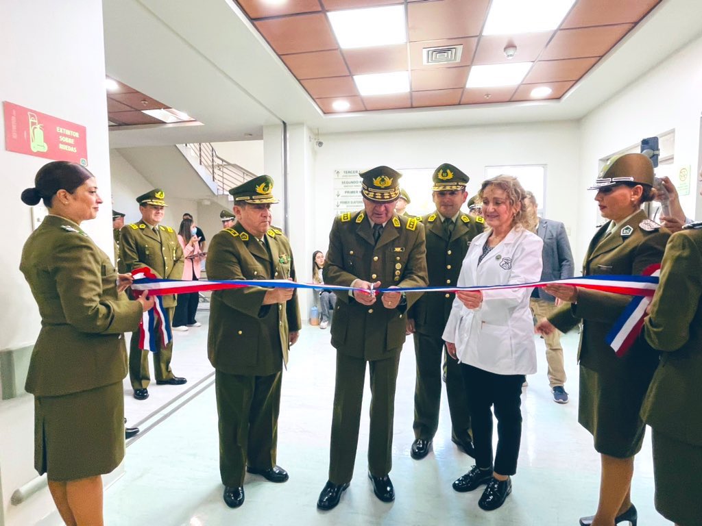 carabhospital's tweet photo. General Director de @carabdechile junto al Alto Mando Institucional asisten a inauguración de entrega de ambulancias y de la Unidad de Cirugía Ambulatoria con sus nuevos pabellones quirúrgicos que fueron remodelados y equipados con tecnología de vanguardia para nuestros usuarios. https://t.co/eMvbrZs6Qm