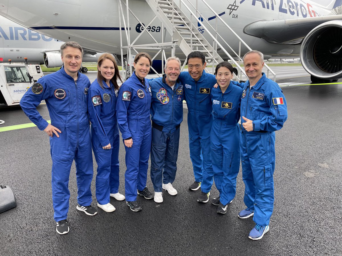 Avez-vous déjà rêvé de voler en apesanteur avec des astronautes ? Je suis sûr que votre rêve n'a pas atteint l'expérience suprême que j'ai vécue avec 13 astronautes lors de notre entraînement en vol parabolique pour les astronautes @esa @AuspaceAgency & @JAXA_en avec @AirZeroG.