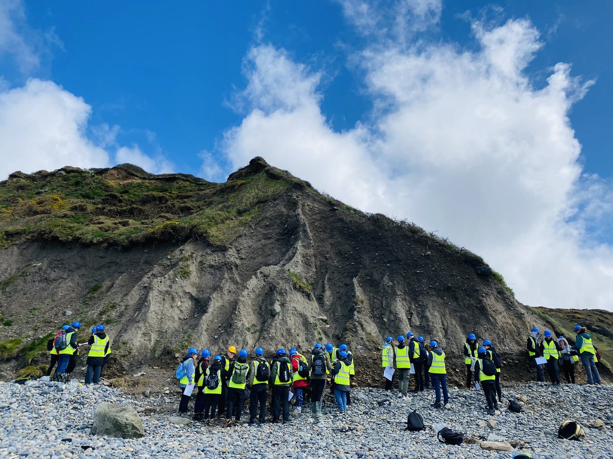 A cracking morning spent at Druidston Haven with undergrads describing and interpreting Irish Sea Ice Stream glacial till - with a cameo appearance from the one and only Prof Callum Firth… and Bob the Builder @davidjnash 😂#Pembrokeshire @uniofbrighton @BrightonUniGeo