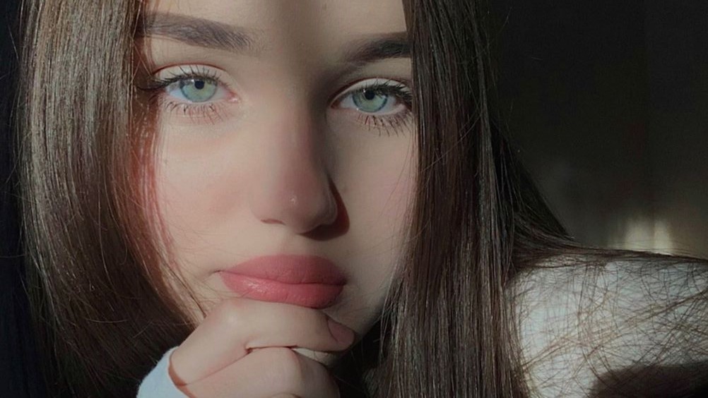 و احيانا يعيش الإنسان ويموت دون أن يعرف أن في الدنيا  جمالًا لم يشعر به ، وحياة لم يعشها أبدًا....!