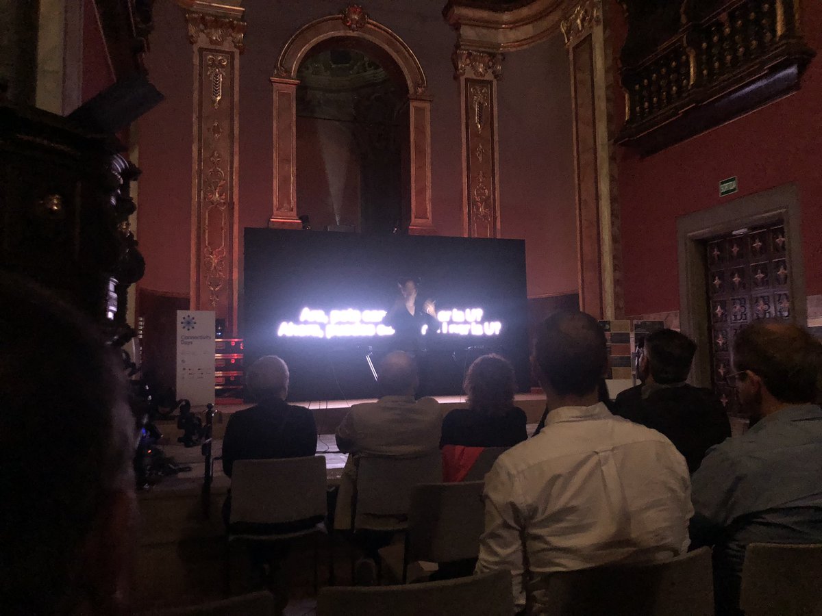 antoniportell's tweet photo. Una conferència performativa que ens ha ofert un didàctic recorregut per la història de les veus sintètiques. I és que no vam néixer ahir.
Enhorabona @mariaarnaldimas, @mofeing i @epicalafura per aquest viatge.
Felicitats @UVic_FEC per l’organització.
#ConnectivityDays https://t.co/q4kdNMvGuR