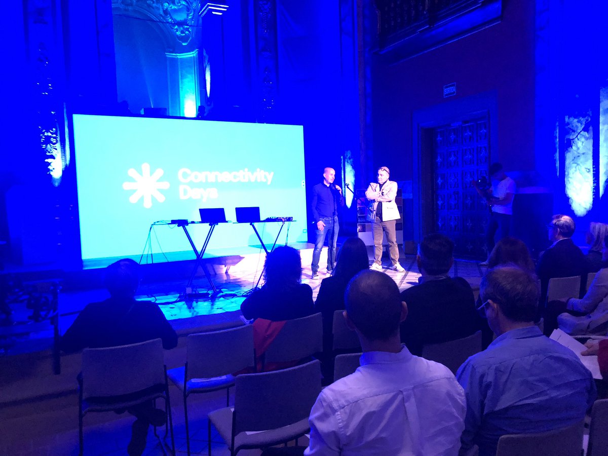 antoniportell's tweet photo. Una conferència performativa que ens ha ofert un didàctic recorregut per la història de les veus sintètiques. I és que no vam néixer ahir.
Enhorabona @mariaarnaldimas, @mofeing i @epicalafura per aquest viatge.
Felicitats @UVic_FEC per l’organització.
#ConnectivityDays https://t.co/q4kdNMvGuR
