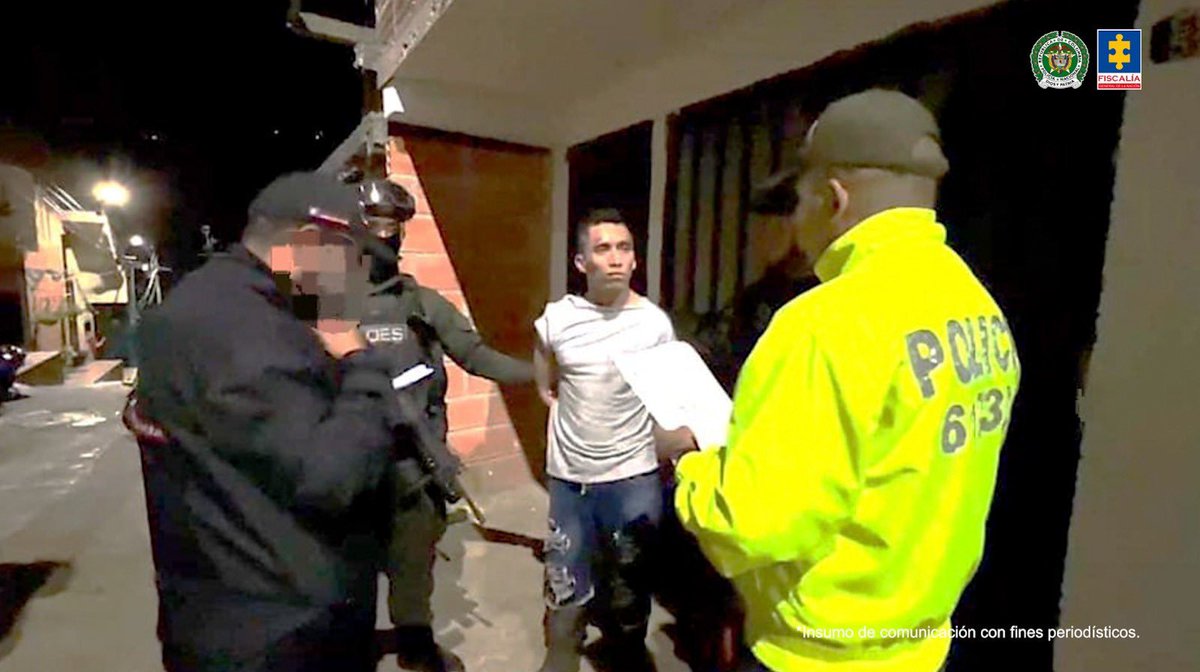 FiscaliaCol's tweet photo. Los hermanos Jhon Jairo y Yorman Alfredo Montoya Rivera, alias Los Mellizos, habrían participado en el asesinato de Luis Alberto Tejada Franco, ocurrido el 18 de febrero de este año, en zona rural del municipio de Hispania, #Antioquia. Por petición de la Fiscalía General de la Nación, un juez de control de garantías les impuso medida de aseguramiento en centro carcelario.

Información completa aquí: https://t.co/6KRR5bnT1r