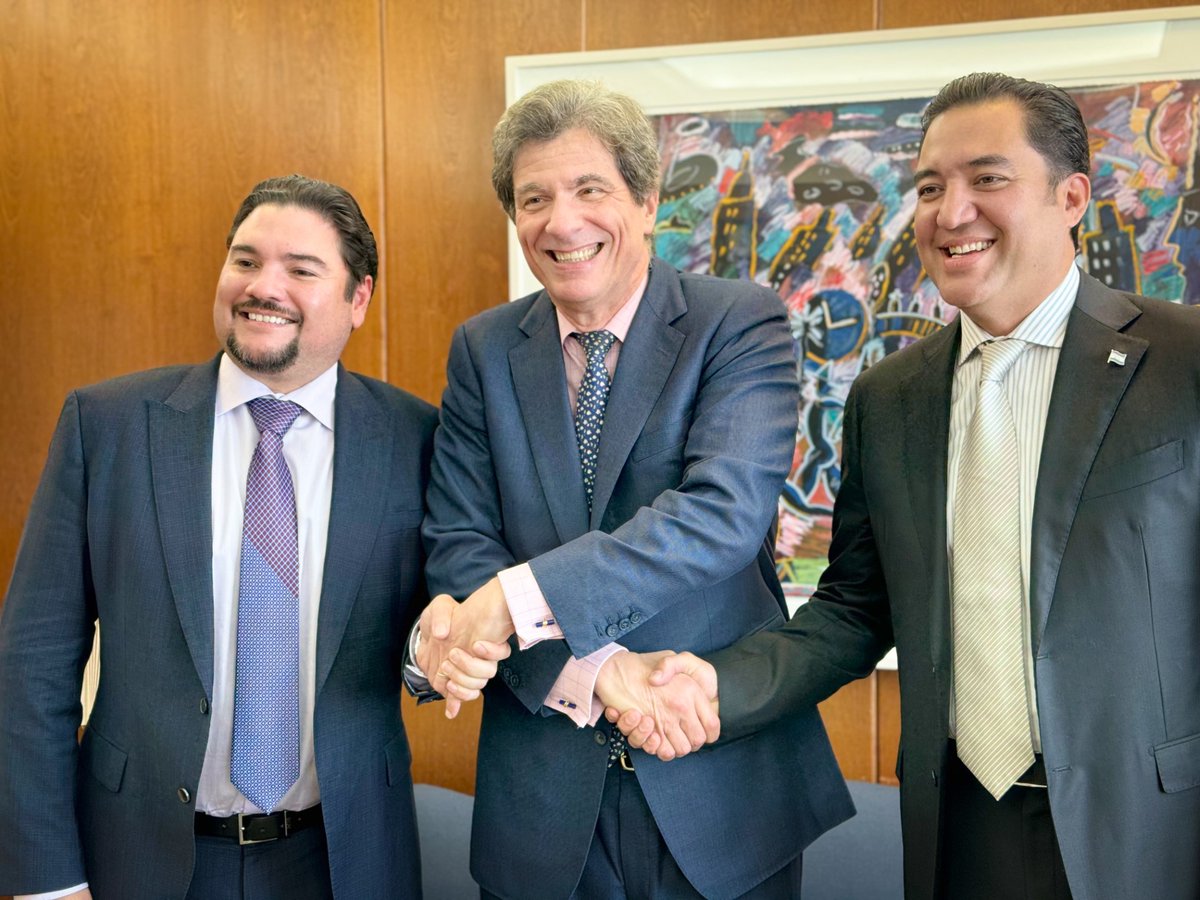 Deeply grateful to Foreign Minister <a href="/EnriqueReinaHN/">Enrique Reina</a>, Presidential Secretary <a href="/HectorZelaya/">Hector Manuel Zelaya Castro</a>, and Ambassador <a href="/JavierEBS/">Javier Bu Soto</a> for their visit and presentation on the Ferrocarril Interoceánico (interoceanic railway), which promises to be an engine for growth for Honduras and the region.
