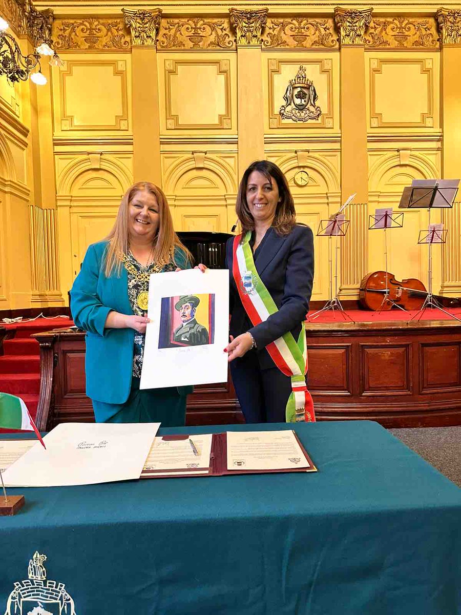 Sensational concert marking centenary death of Maestro #Puccini. Excited to sign Friendship Agreement with Barga’s Mayor Caterina Campani honouring decades of cordial relations. 🇮🇹 ✍️ @ItalyEDI @Ronaldopatrizio