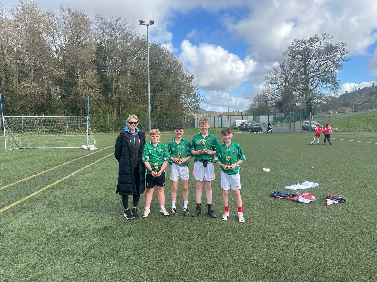 We had a brilliant football @sligogaa GAAmigos finals day today with all schools putting in great displays. Congrats to winners rathcormack girls @DrumcliffeRPGAA and strandhill boys @CStrandhill pictured with their teachers cathal kelly and sarah reynolds. @ConnachtGAA 🏁🏐🏁🏐