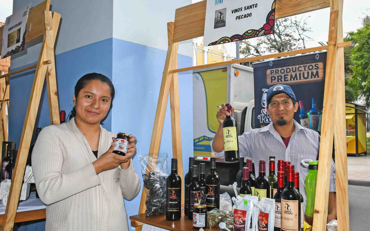 Hoy se realizó la ¡FERIA DEL EMPRENDIMIENTO! en los bajos de la #PrefecturaDeLoja. Organizada por #SOMOSLOJA, fueron invitados emprendedores de #ZamoraChinchipe y Provincia de #Loja. #SabemosTrabajar