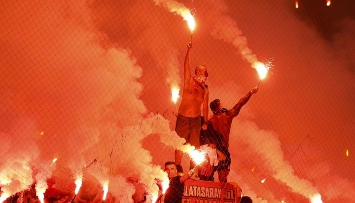 İspanyol Marca gazetesi, dünyanın en sert atmosferine sahip 10 stadyumunu belirleyip, okuyucularına anket olarak sordu.

BİRİNCİ TÜRKİYE'DEN

Galatasaray'ın iç saha maçlarını oynadığı Ali Sami Yen Spor Kompleksi Rams Park, Marca'nın anketinde en yüksek puanı aldı.