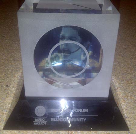 MJJCommunity's tweet image. Reminiscing the year when MJJCommunity won MTV's O'Music award for the best fan forum of 2011, Beating Justin Bieber, Britney Spears, Kanye West and many others.