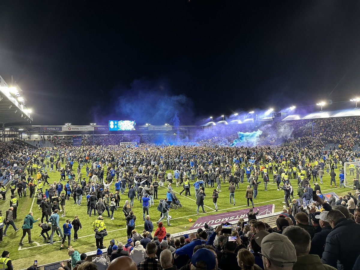 Awaydays23's tweet photo. Portsmouth promoted as Champions tonight #POMPEY #PFC https://t.co/qIi5b2Cf1K