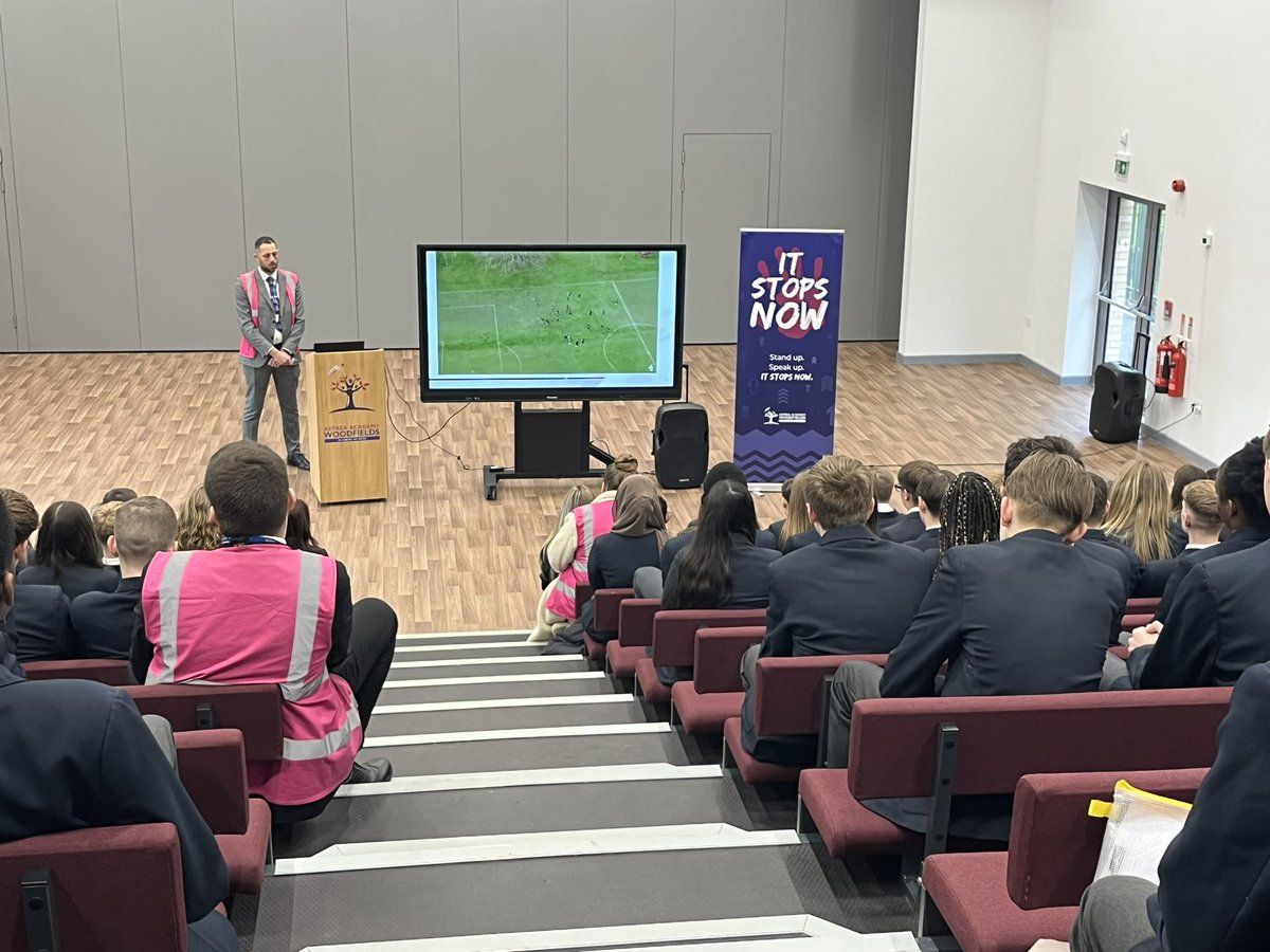 CLVCooper's tweet photo. At @AAWoodfields to see #itstopsnow assemblies on racism
today. Really powerful message delivered by @ricardo_smooth1 with all scholars listening respectfully 👌🏻 https://t.co/AMwqgWoSih