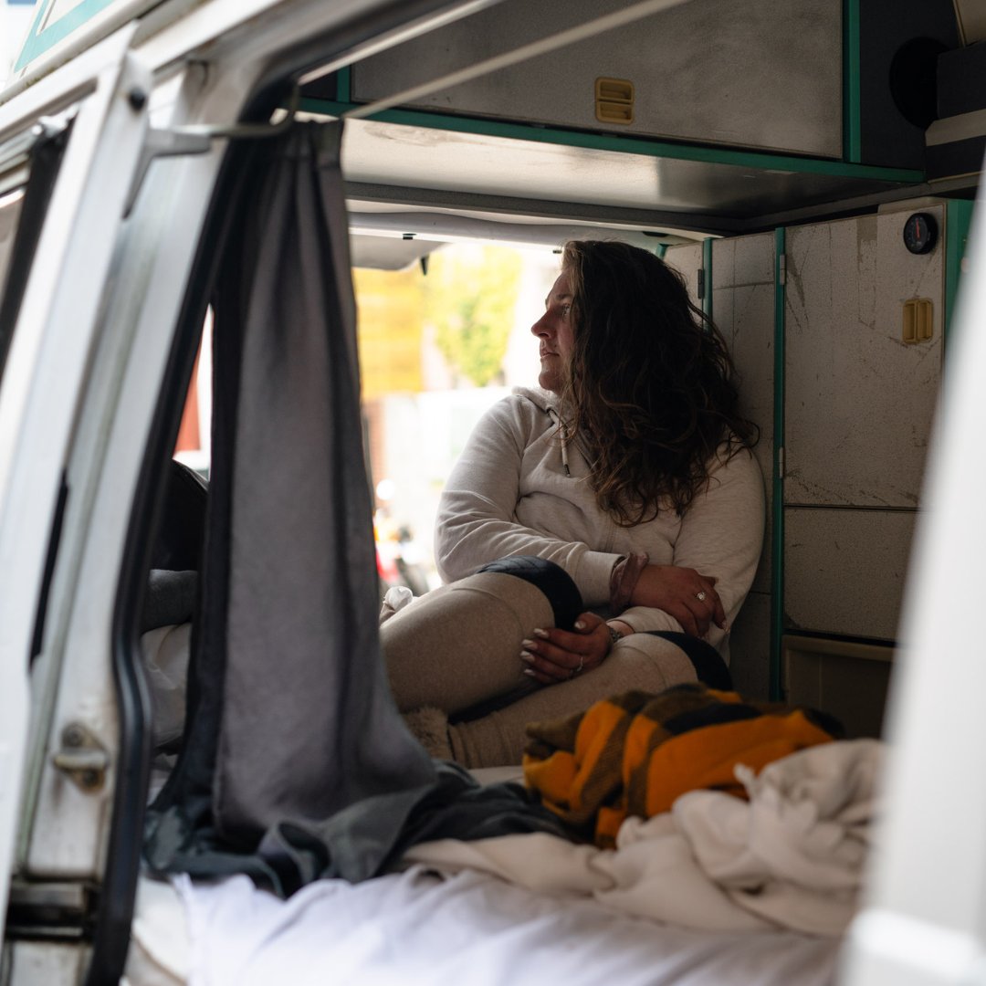 Kansfonds (@kansfonds) on Twitter photo “Hier slaap ik, op de achterbank. Dan doe ik de deur dicht, en dan slaap ik in mijn auto.”
#Terugluistertip 👉 Podcast De Dag – Hoe tel je mensen zonder thuis?
Benieuwd? Luister dan naar de podcast via:
🎧 <a href="/NPORadio1/">NPO Radio 1</a>: bit.ly/3Uhidvp
🎧 Spotify: spoti.fi/3U3KX9w “Hier slaap ik, op de achterbank. Dan doe ik de deur dicht, en dan slaap ik in mijn auto.”
#Terugluistertip 👉 Podcast De Dag – Hoe tel je mensen zonder thuis?
Benieuwd? Luister dan naar de podcast via:
🎧 <a href="/NPORadio1/">NPO Radio 1</a>: bit.ly/3Uhidvp
🎧 Spotify: spoti.fi/3U3KX9w