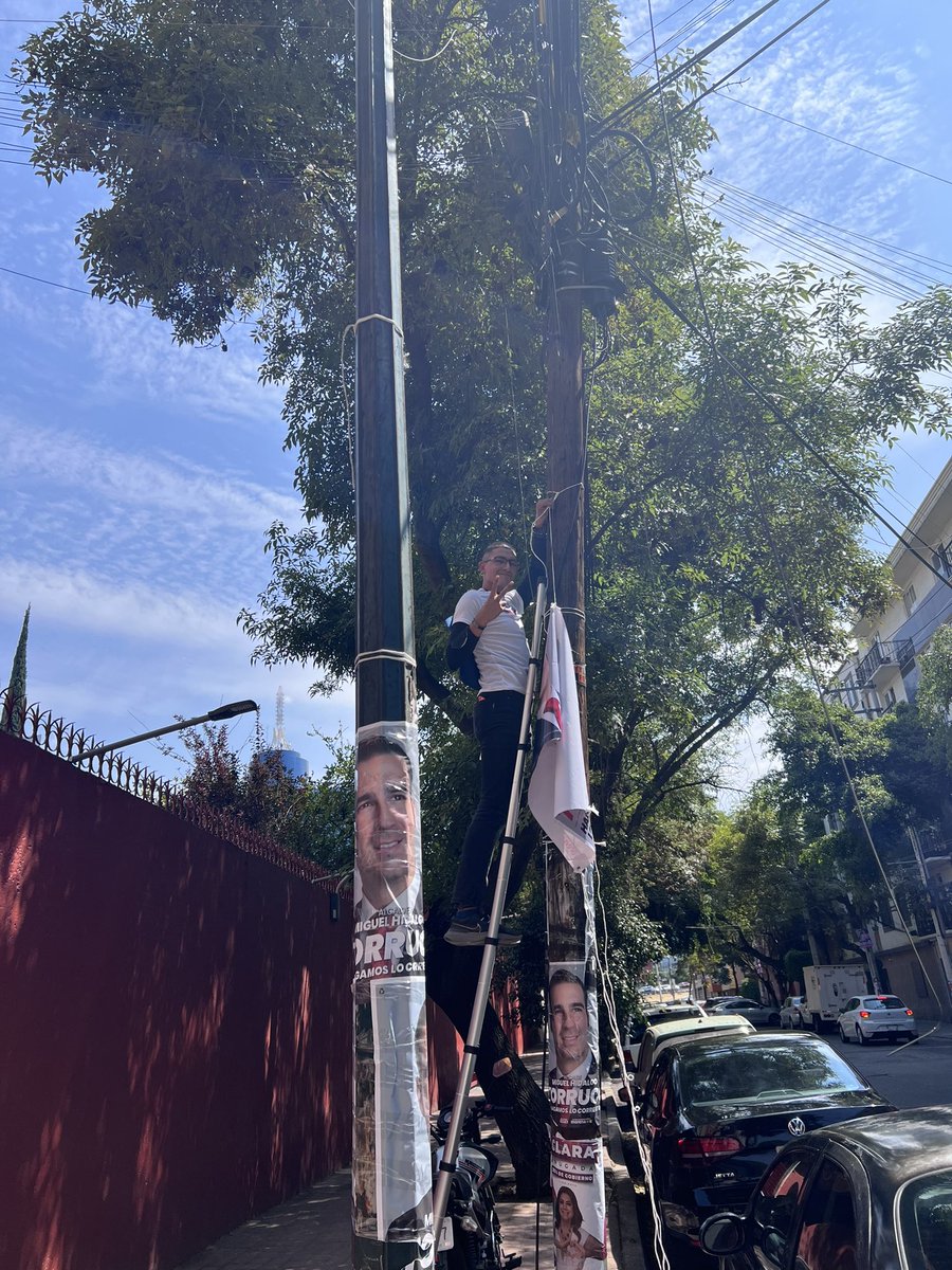 verynice186's tweet photo. Como ven la gente de morena y de @MiguelTorrucoG  colgando lonas cerca de las cajas de señal de internet, teléfono no importa que el poste esté atascado aún así dicen que si las quitamos los vecinos es delito!! @supercivicosmx hagamos campaña de no basura y no desperdicios https://t.co/WG4Ah4se8a