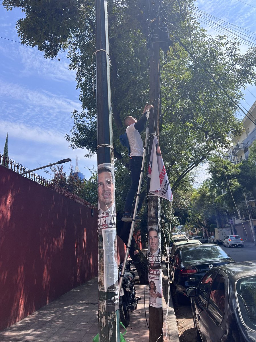 verynice186's tweet photo. Como ven la gente de morena y de @MiguelTorrucoG  colgando lonas cerca de las cajas de señal de internet, teléfono no importa que el poste esté atascado aún así dicen que si las quitamos los vecinos es delito!! @supercivicosmx hagamos campaña de no basura y no desperdicios https://t.co/WG4Ah4se8a